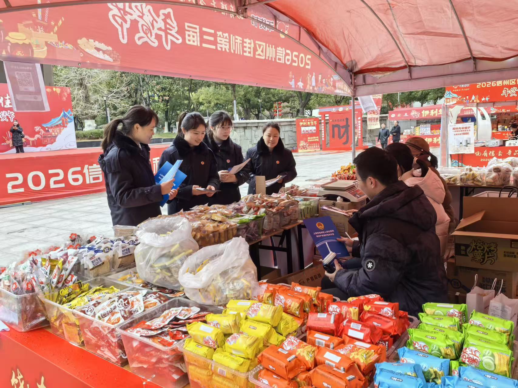 岁末年初普法行——进集贸市场，远离非法集资 守护财产安全